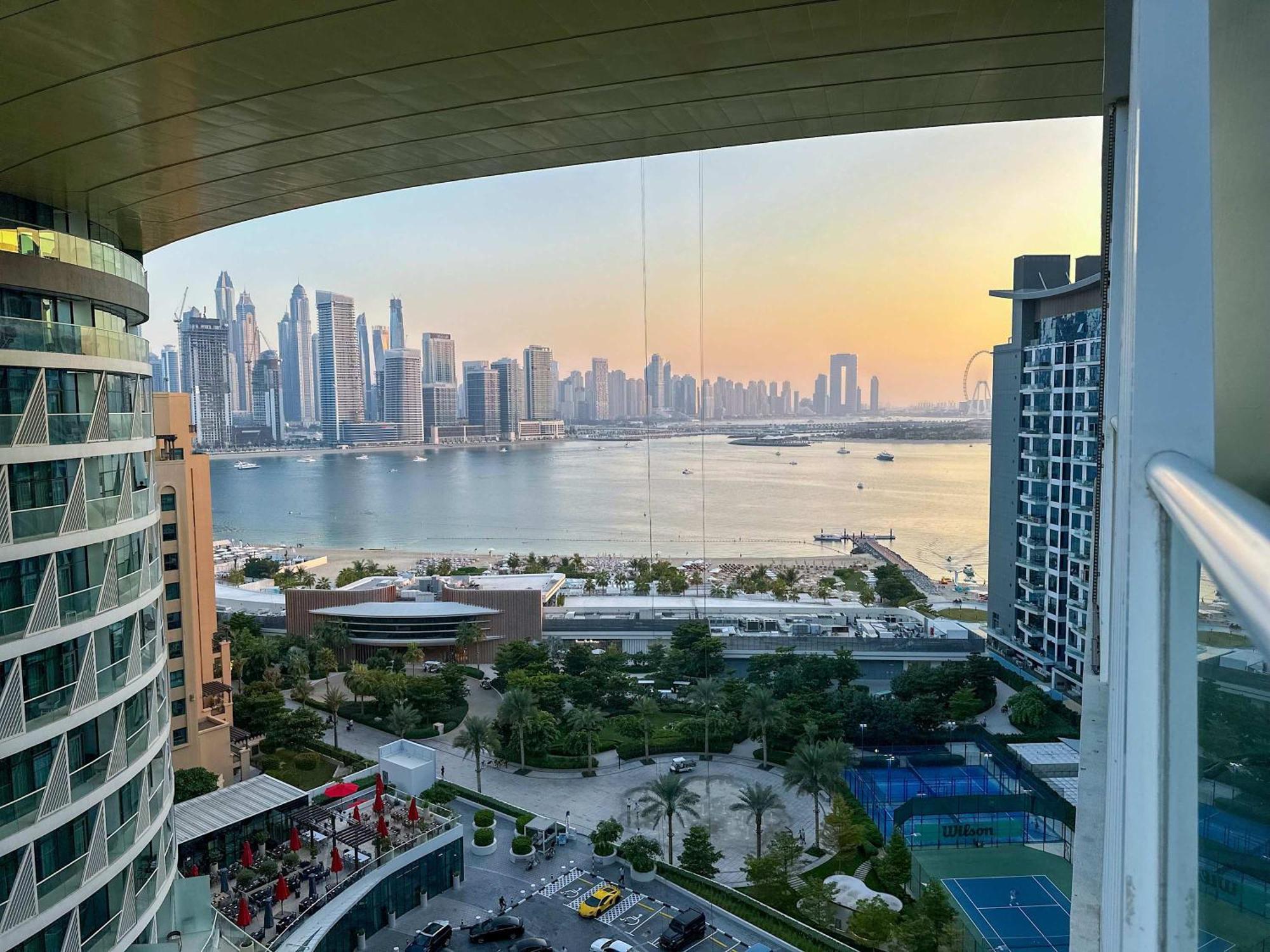 Beachfront Oasis With Panoramic Views - Seven Palm Apartment Dubai